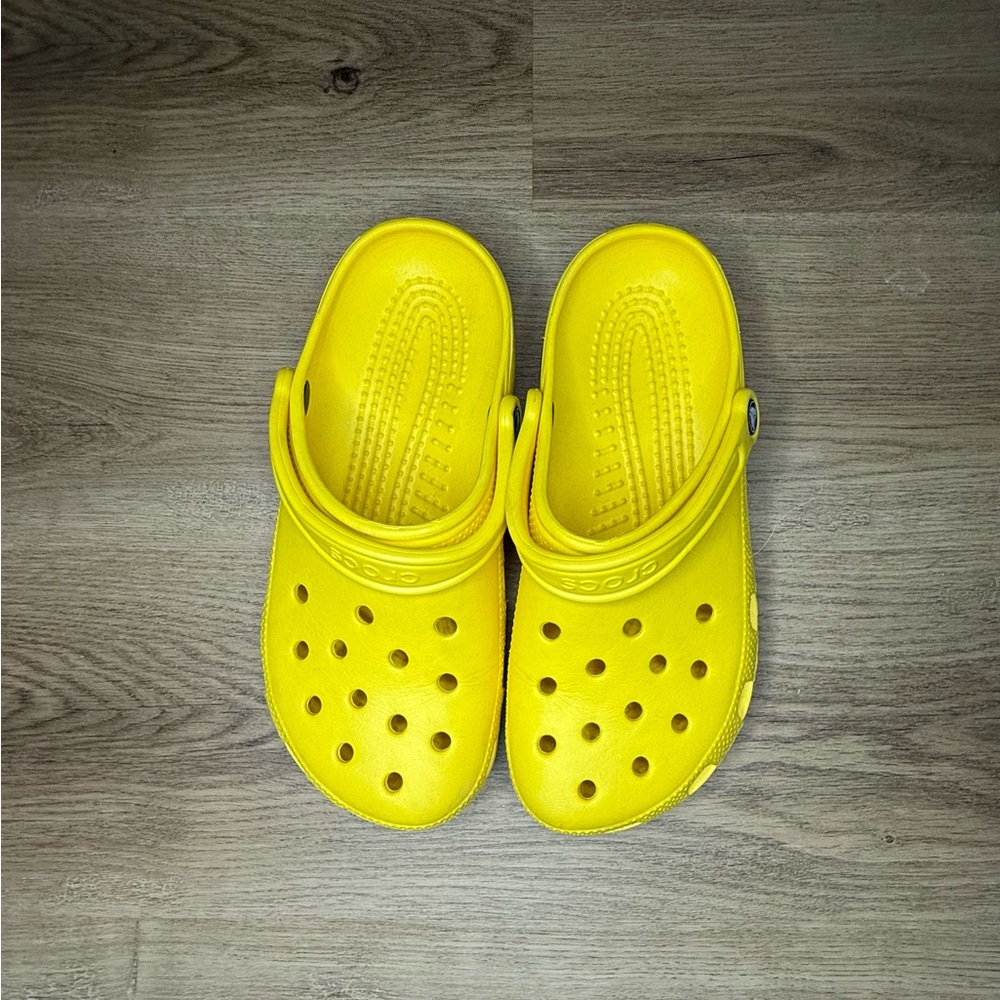 CROCS Classic Clog in Bright Yellow
